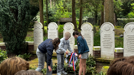 3 leerlingen plaatsen krans bij oorlogsmonumenten op Zeister Bosrust