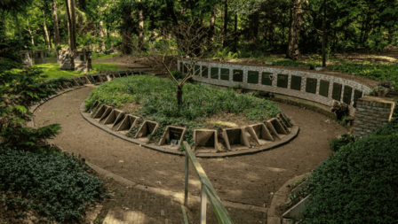 Overzicht van urnennissen op de begraafplaats