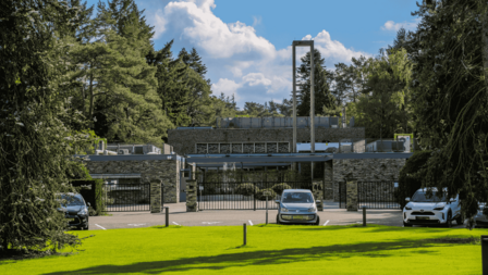 Voorzijde begraafplaats met parkeerplaatsen